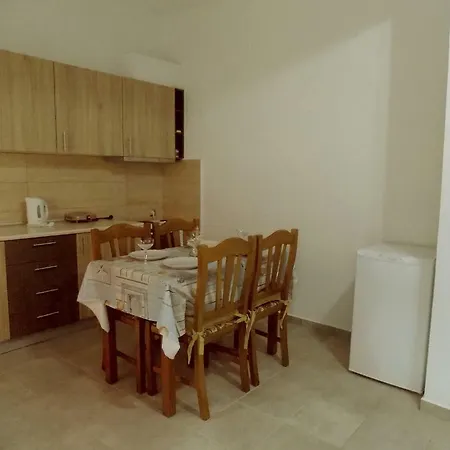 Vivian Kamelia House Villa *